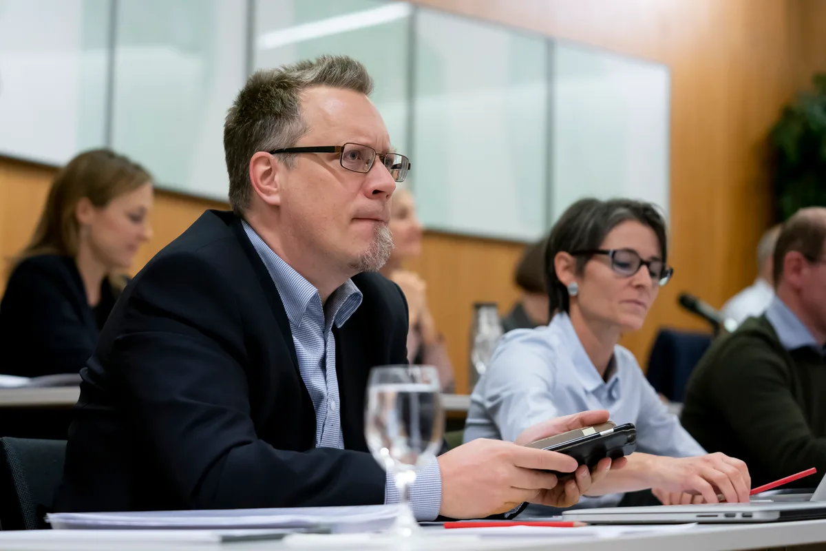 Stadtrat Stefan Feldmann mit Handy.